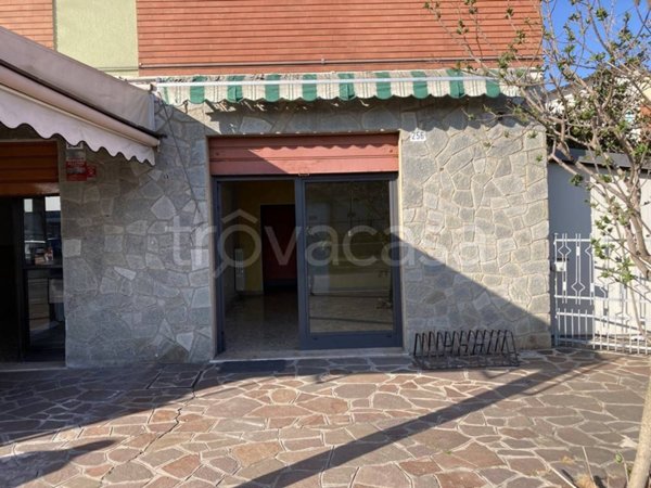 negozio in vendita a Modena in zona Madonnina / Quattro Ville