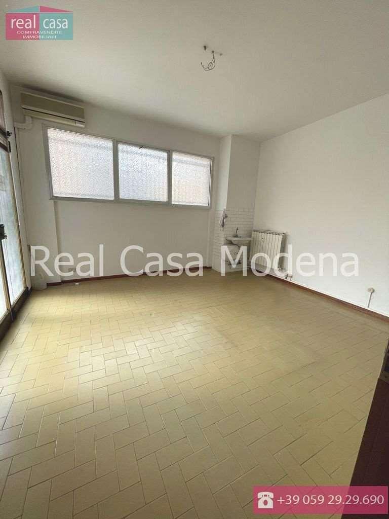 ufficio in vendita a Modena in zona San Faustino