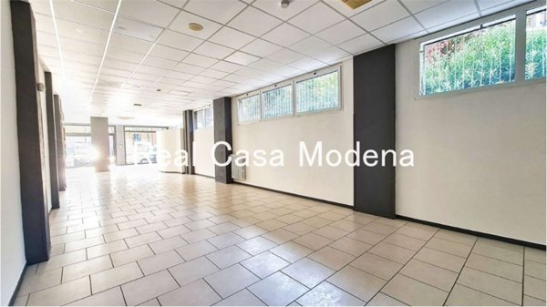 negozio in vendita a Modena in zona Centro Storico