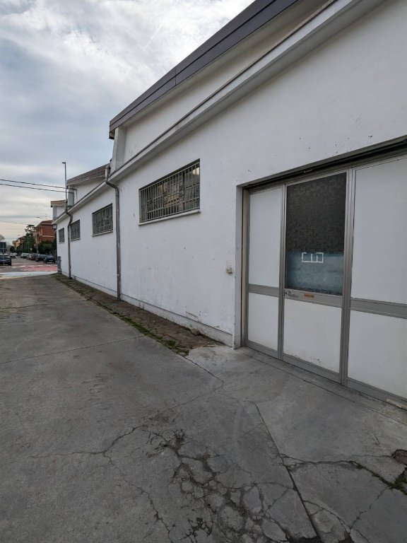 negozio in vendita a Modena