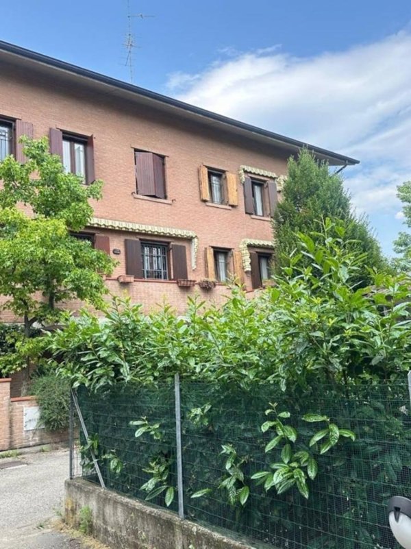 casa indipendente in vendita a Modena in zona Crocetta
