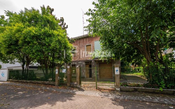 casa indipendente in vendita a Modena in zona San Faustino
