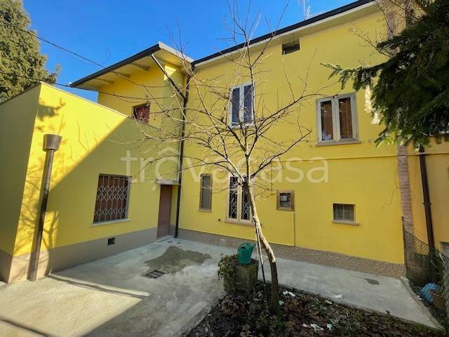 casa indipendente in vendita a Modena in zona Albareto