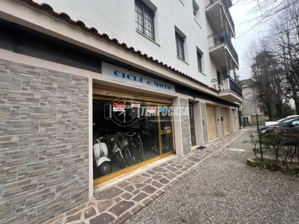 negozio in vendita a Modena in zona Vaciglio