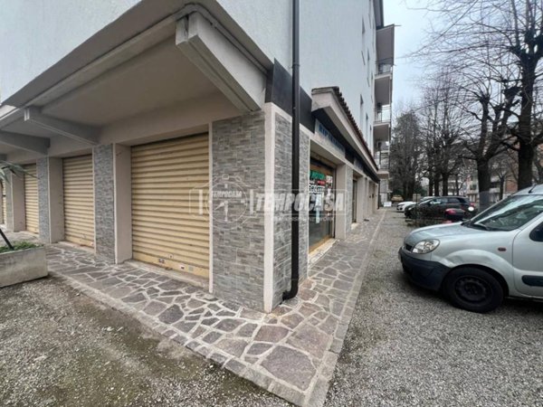 negozio in vendita a Modena in zona Sant'Agnese