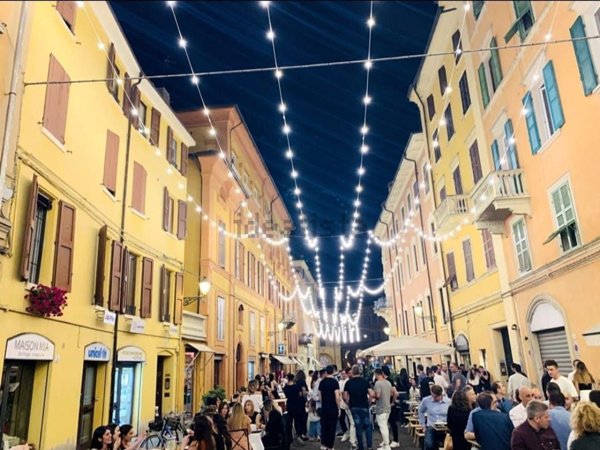 negozio in vendita a Modena in zona Centro Storico