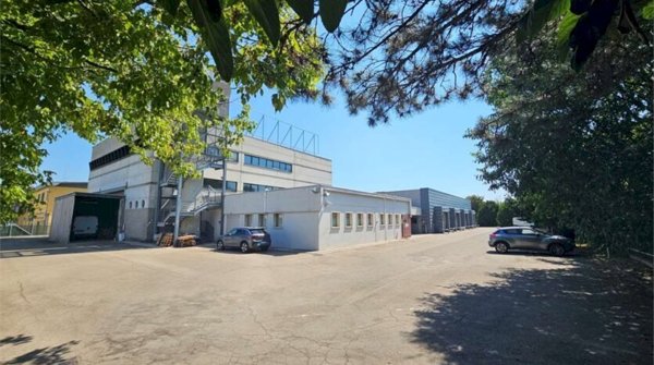 locale commerciale in vendita a Modena