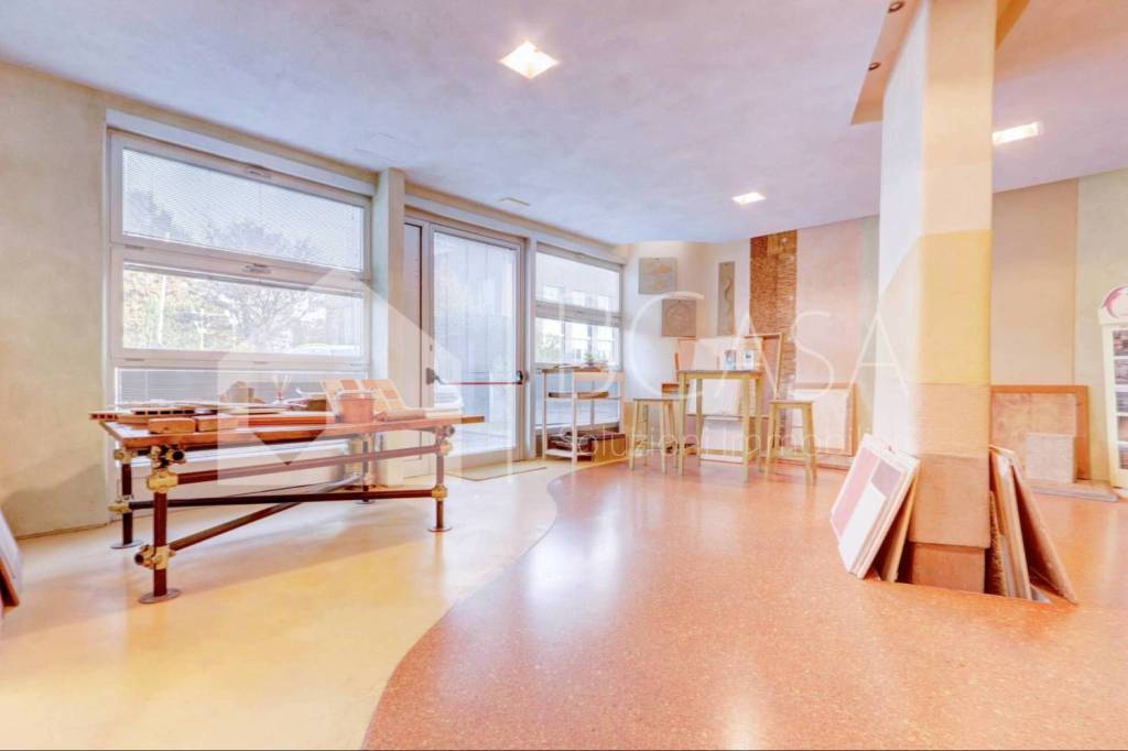 locale commerciale in vendita a Modena in zona Crocetta