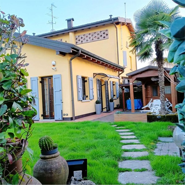 casa indipendente in vendita a Modena in zona Centro Storico