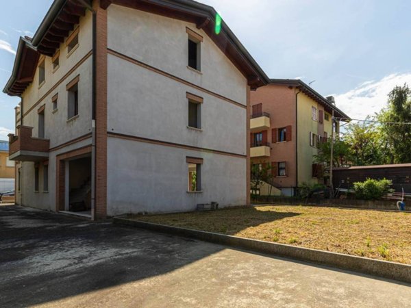 casa indipendente in vendita a Modena in zona Lesignana