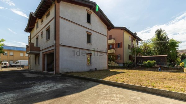 casa indipendente in vendita a Modena in zona Lesignana