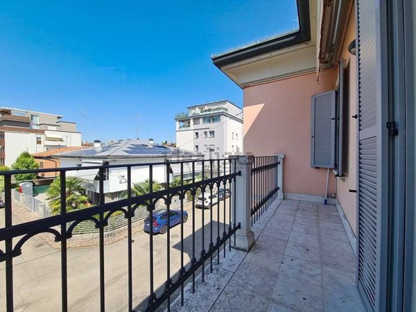 casa indipendente in vendita a Modena in zona Amendola