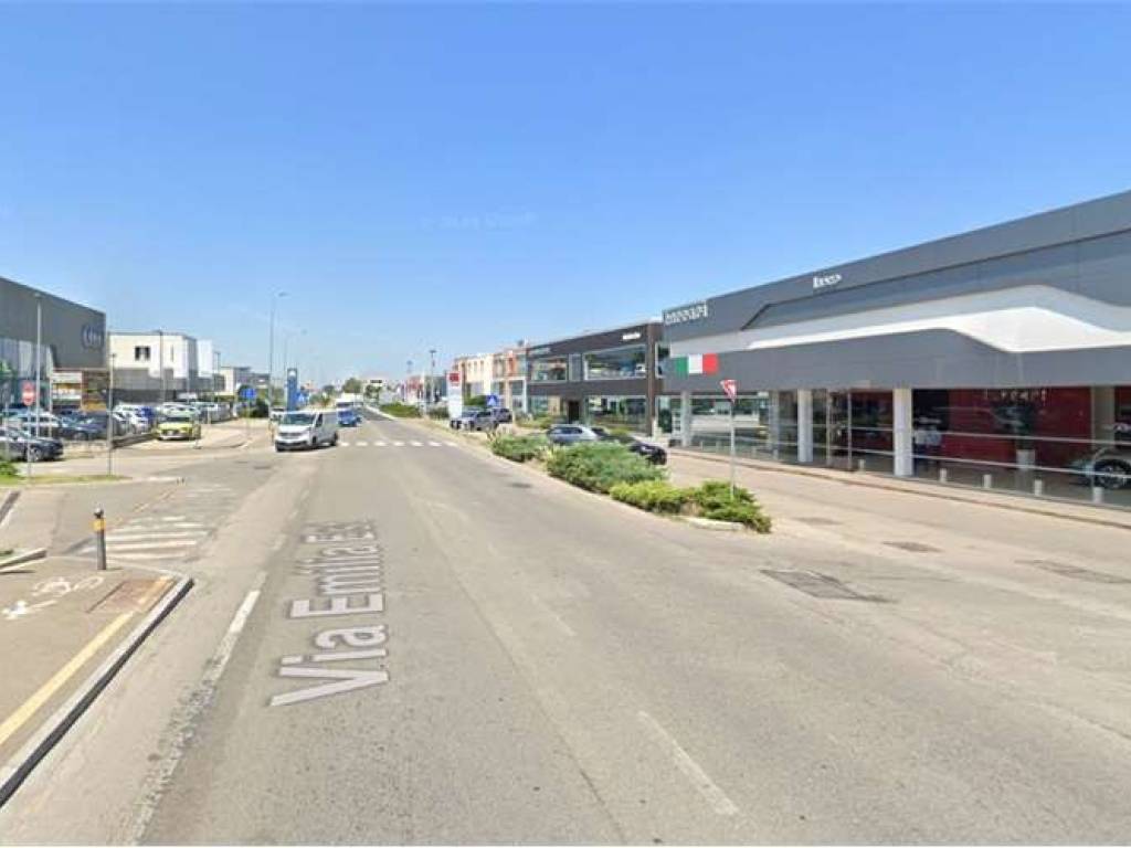 locale commerciale in vendita a Modena in zona Crocetta