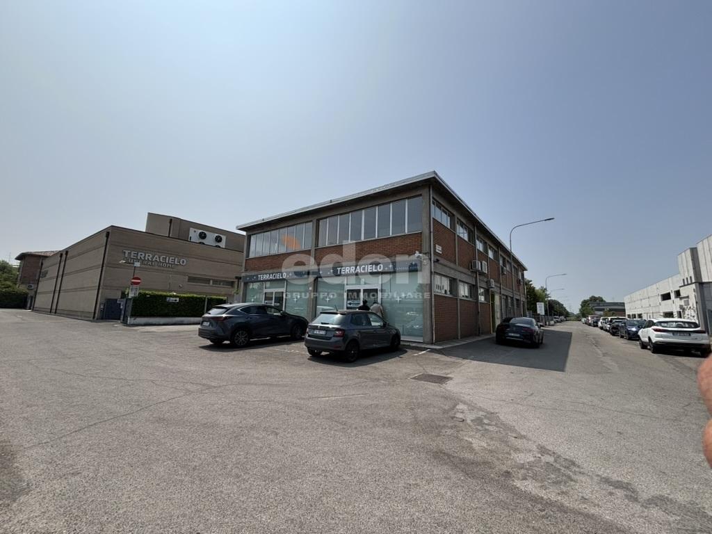 negozio in vendita a Modena in zona San Lazzaro / Modena Est