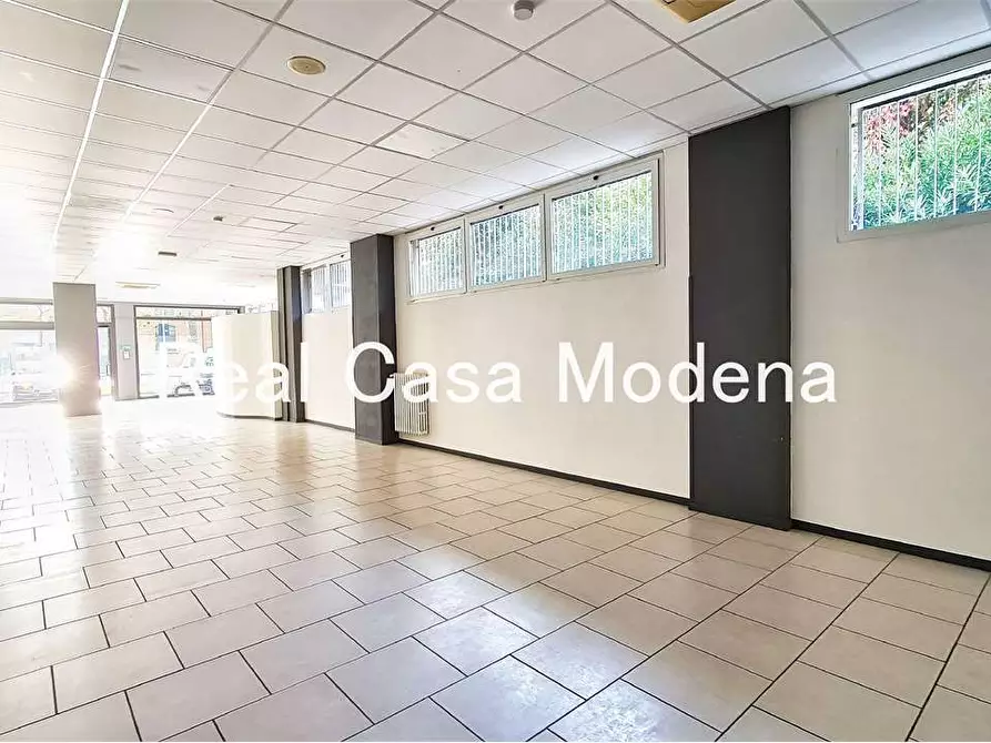 negozio in vendita a Modena in zona Centro Storico