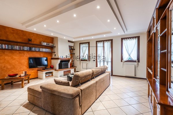 casa indipendente in vendita a Modena in zona Madonnina / Quattro Ville