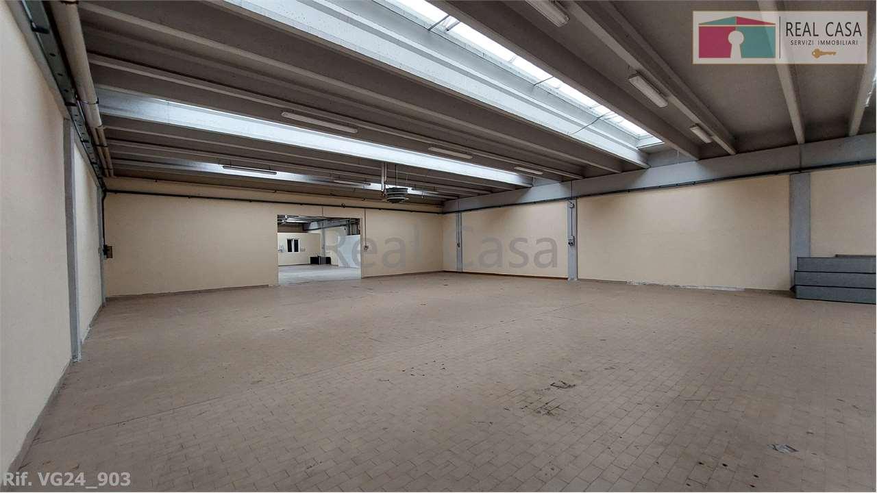 negozio in vendita a Modena in zona Madonnina / Quattro Ville