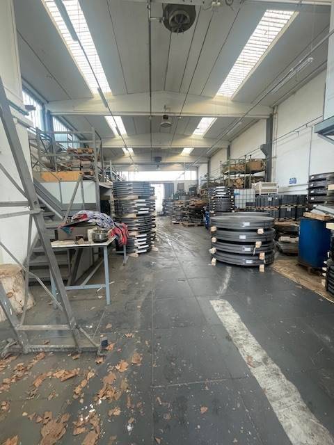 locale commerciale in vendita a Modena in zona San Lazzaro / Modena Est