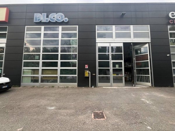 locale commerciale in vendita a Modena in zona Crocetta