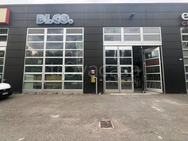 locale commerciale in vendita a Modena in zona Crocetta