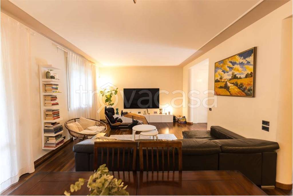 casa indipendente in vendita a Modena in zona Amendola