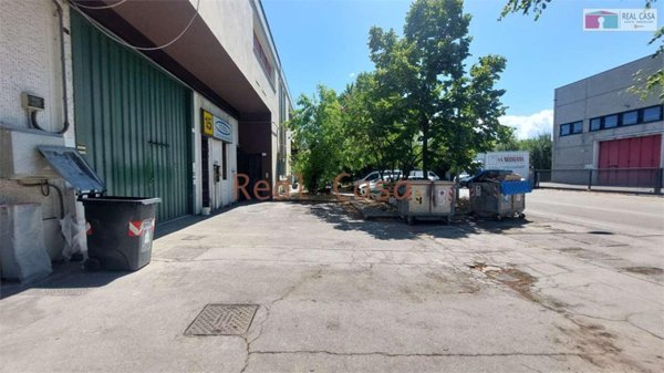 locale commerciale in vendita a Modena