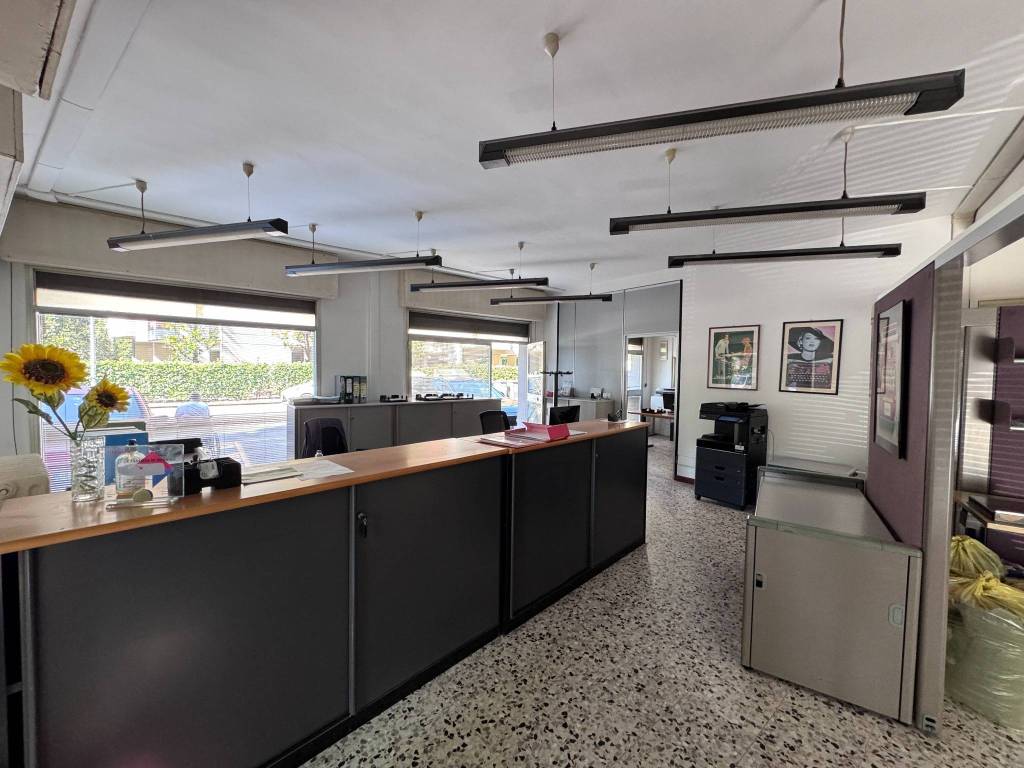 negozio in vendita a Modena in zona Crocetta