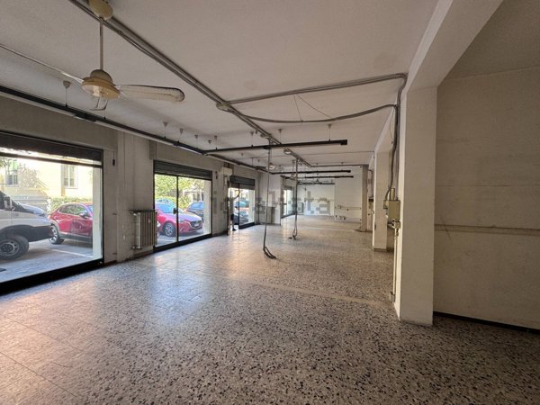 locale commerciale in vendita a Modena in zona Crocetta