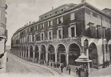 negozio in vendita a Modena in zona Centro Storico