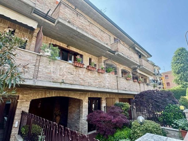 casa indipendente in vendita a Modena in zona Amendola
