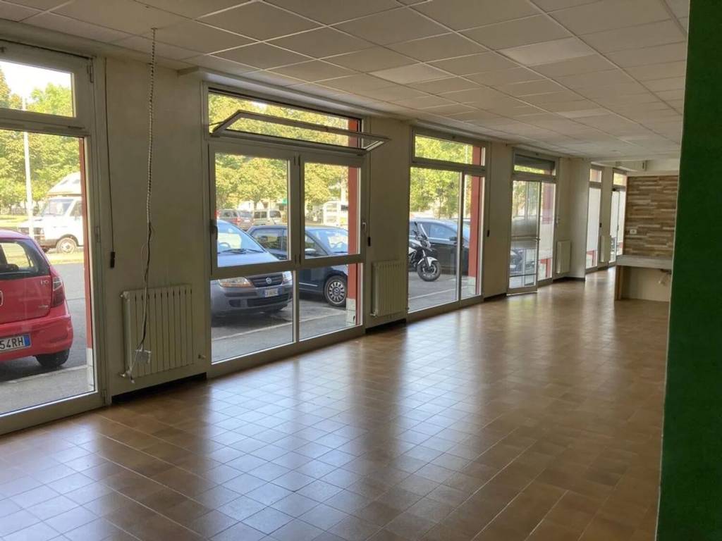 negozio in vendita a Modena in zona San Lazzaro / Modena Est