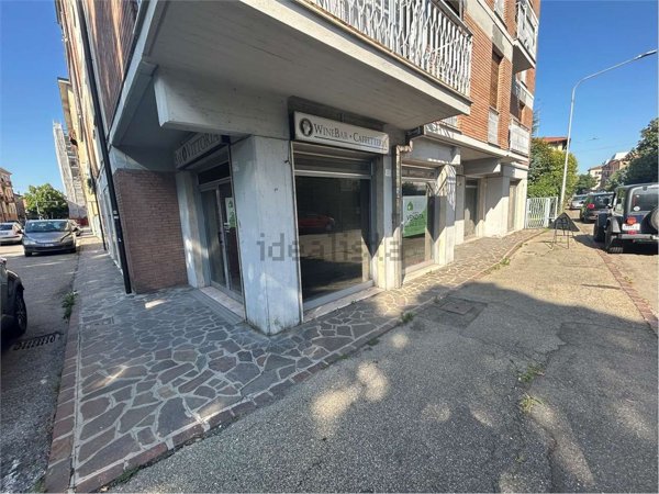 locale commerciale in vendita a Modena in zona Buon Pastore