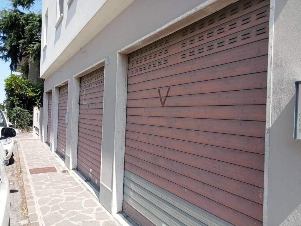 negozio in vendita a Modena in zona Sant'Agnese