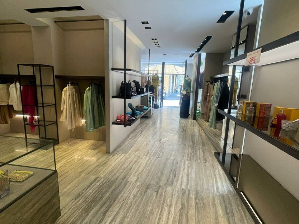 negozio in vendita a Modena in zona Centro Storico