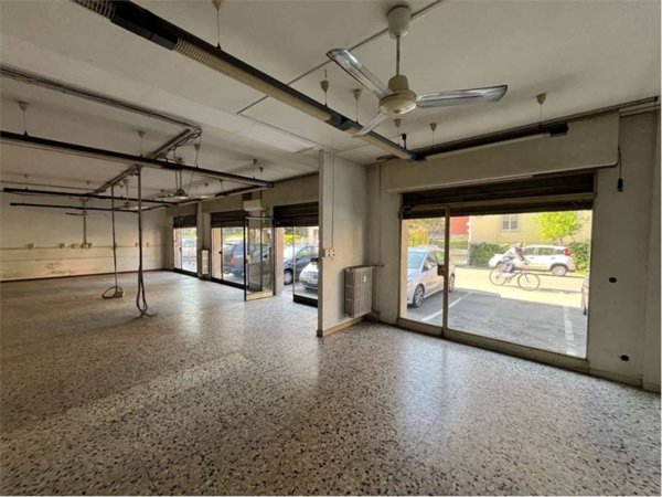 negozio in vendita a Modena in zona San Lazzaro / Modena Est