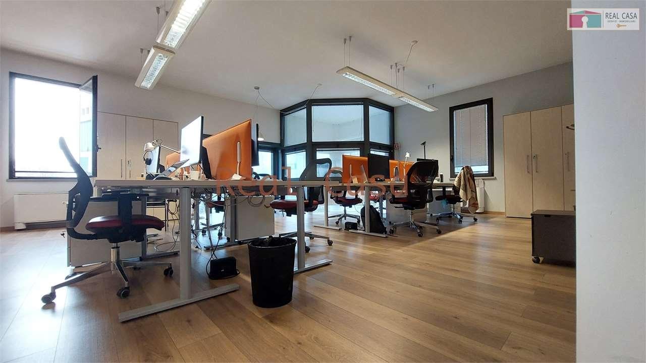 ufficio in vendita a Modena in zona Crocetta
