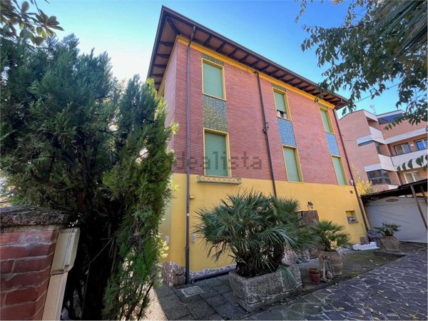 casa indipendente in vendita a Modena in zona Amendola