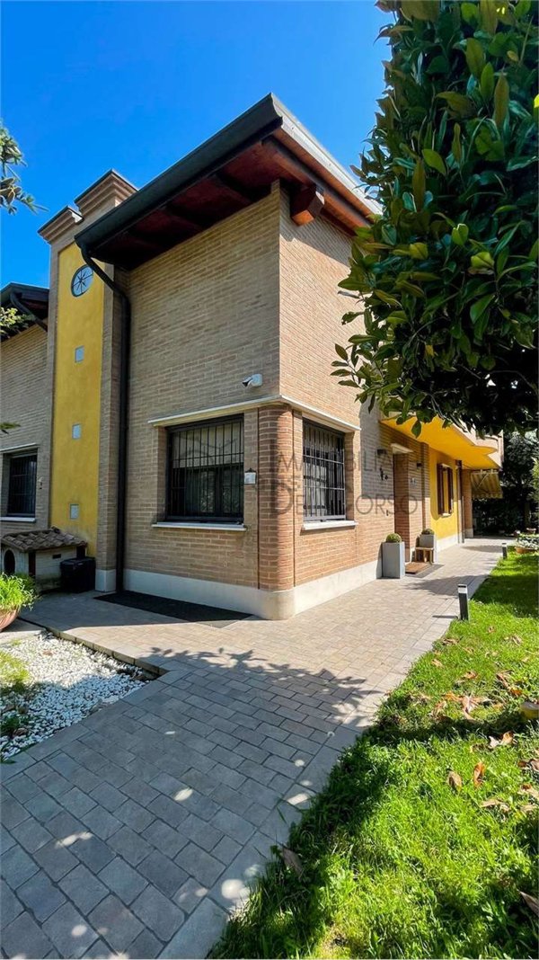 casa indipendente in vendita a Modena in zona San Faustino