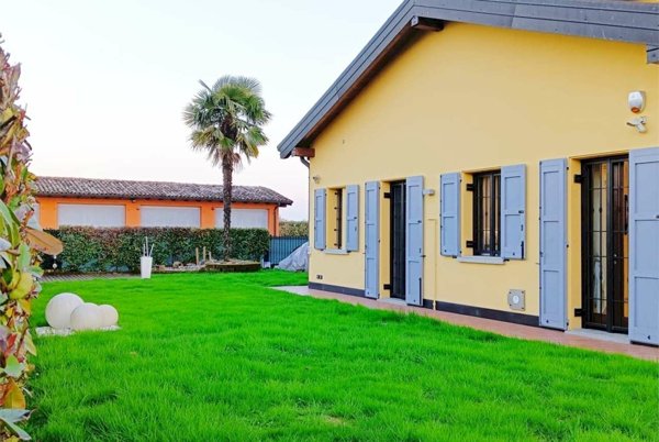 casa indipendente in vendita a Modena in zona Saliceto Panaro