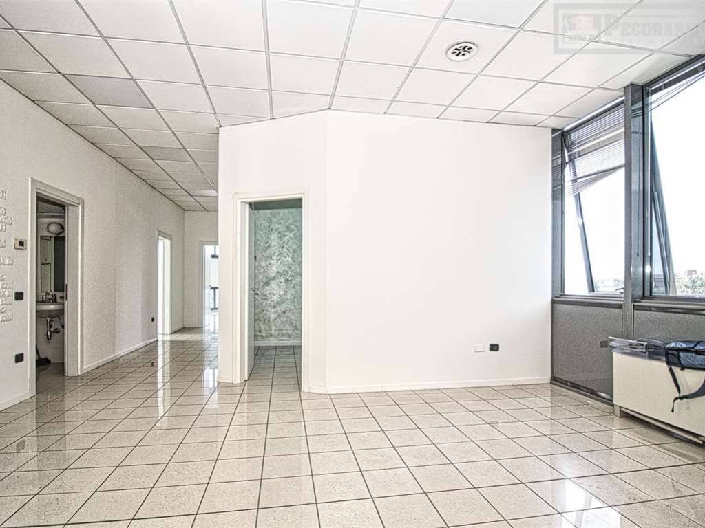 ufficio in vendita a Modena in zona Crocetta