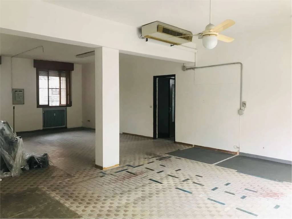 negozio in vendita a Modena in zona San Lazzaro / Modena Est