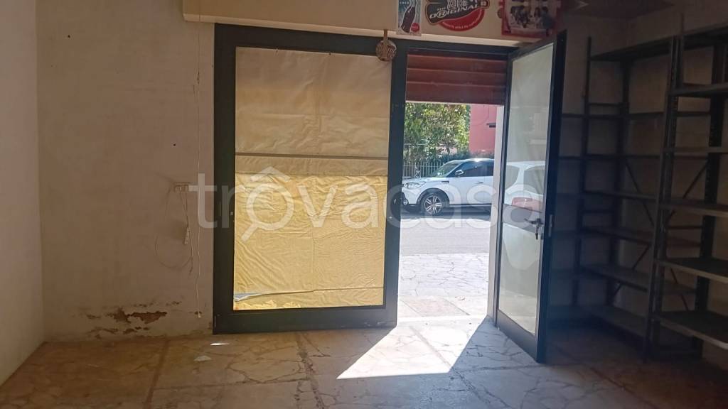 locale di sgombero in vendita a Modena in zona Amendola
