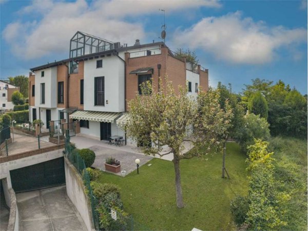 casa indipendente in vendita a Modena in zona Cognento