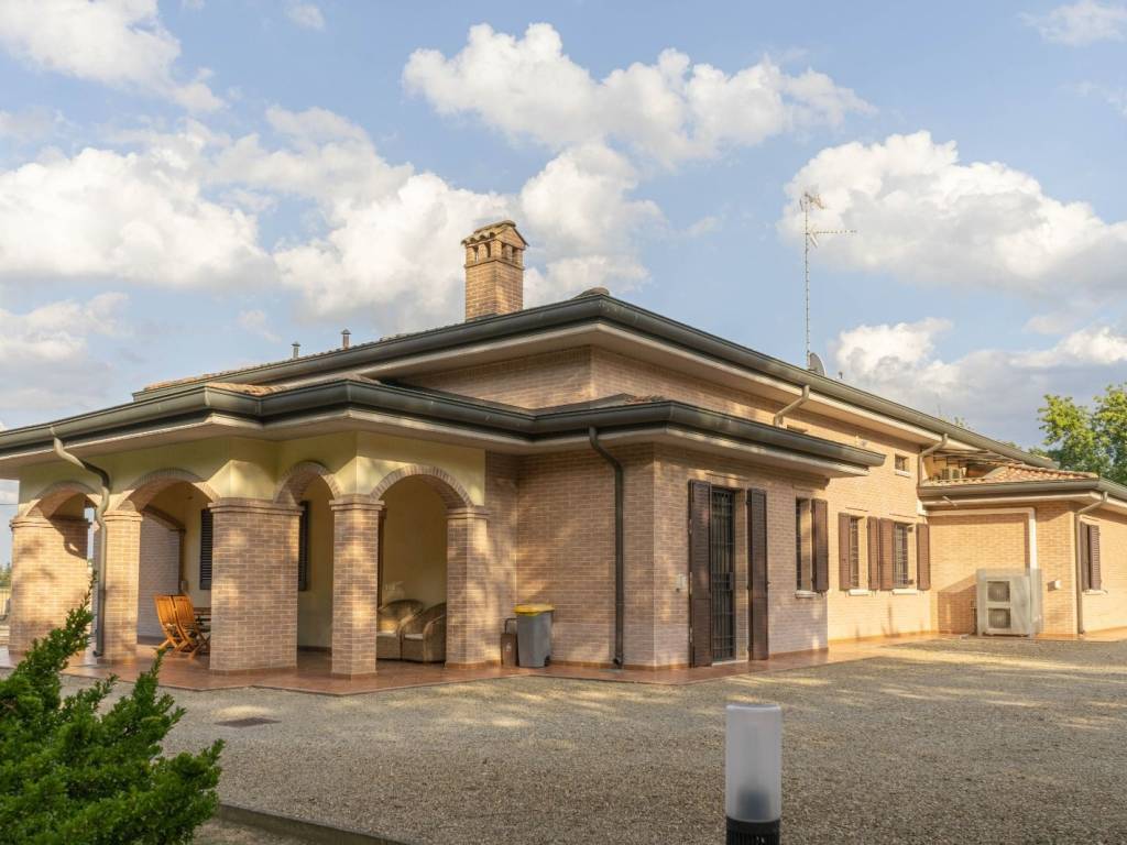casa indipendente in vendita a Modena in zona Lesignana