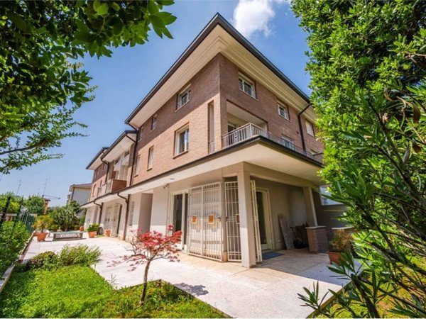 casa indipendente in vendita a Modena in zona Buon Pastore