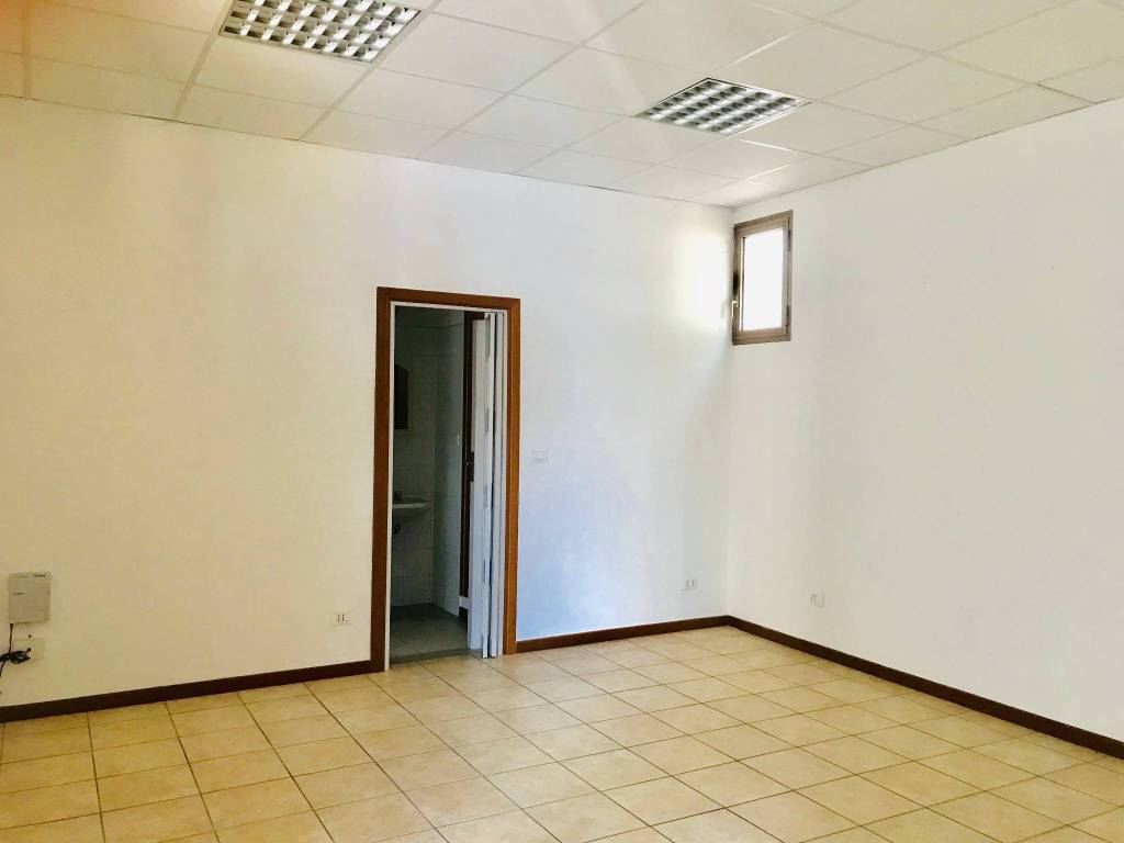 negozio in vendita a Modena in zona San Lazzaro / Modena Est