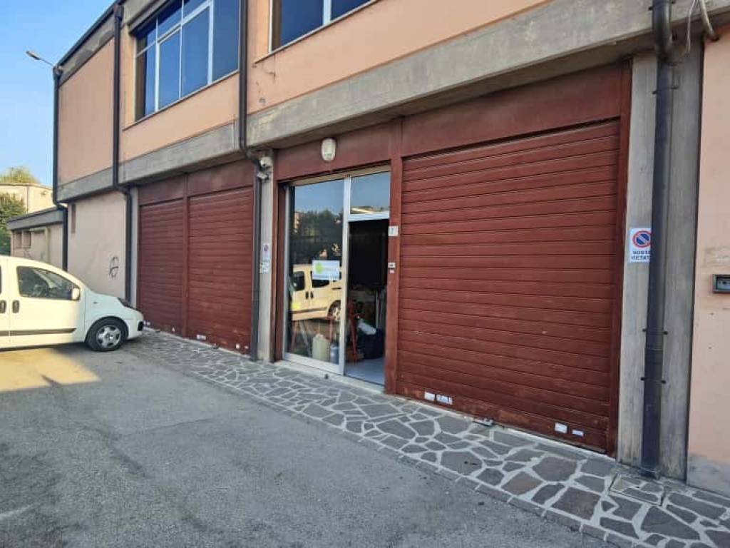 locale commerciale in vendita a Modena in zona Madonnina / Quattro Ville