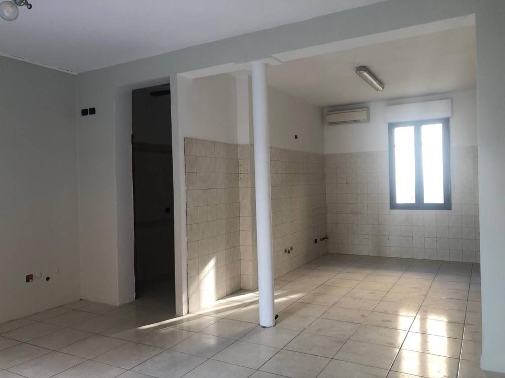 negozio in vendita a Modena in zona Sant'Agnese