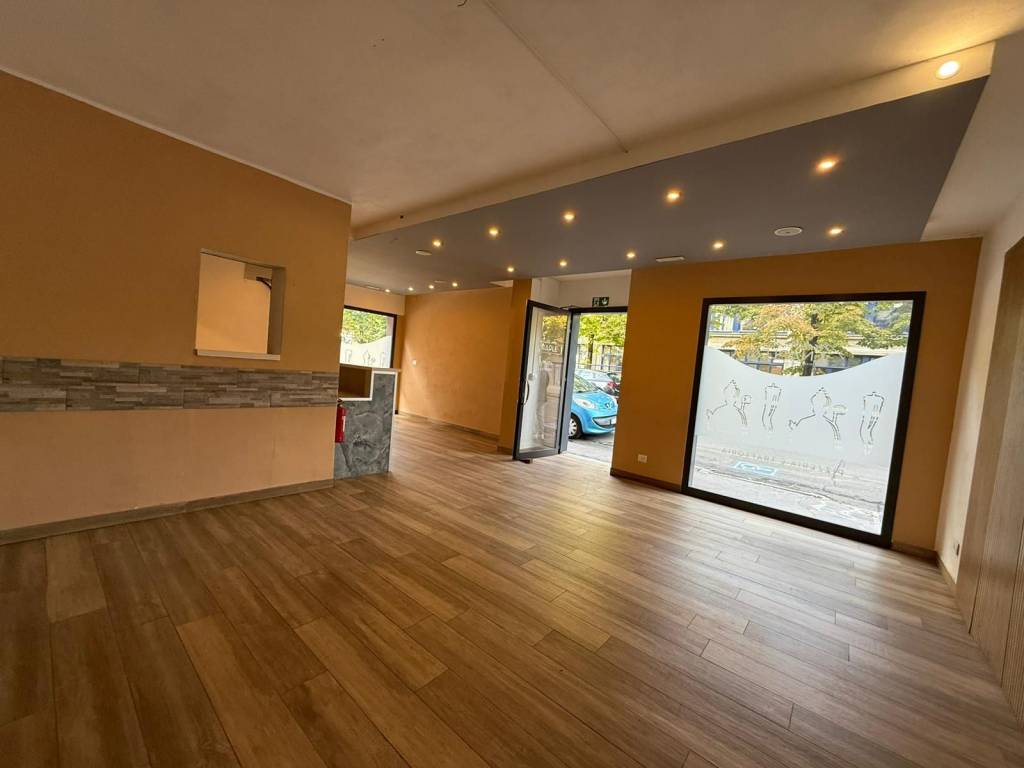 negozio in vendita a Modena in zona Cittanova