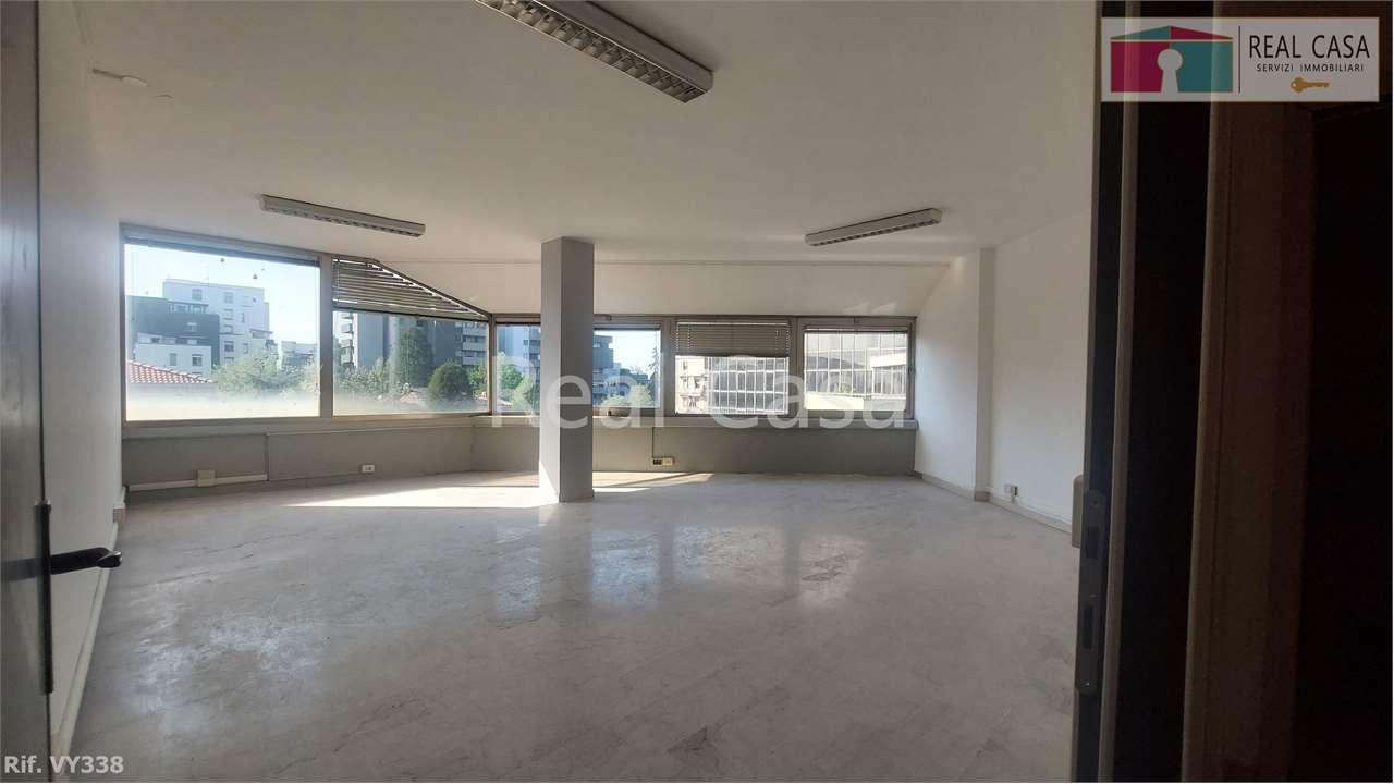 locale commerciale in vendita a Modena in zona San Faustino